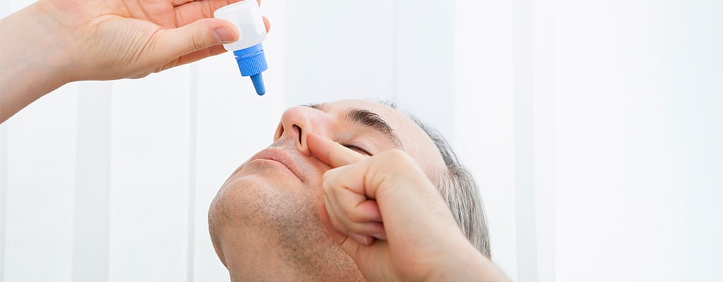 man using nasal drops to reduce inflammation from deviated septum