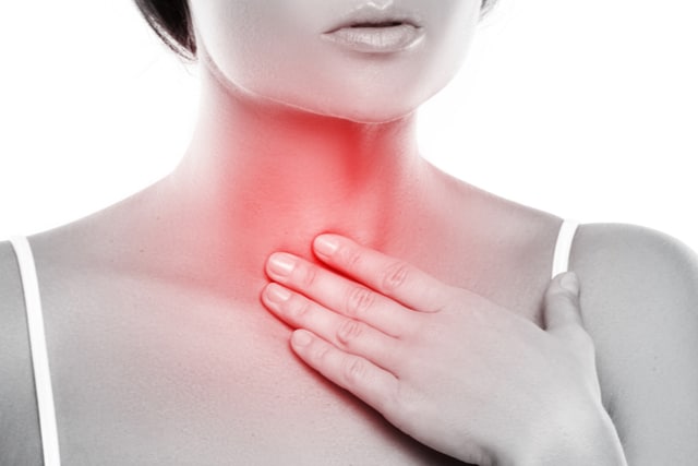 Woman with a pain in her throat